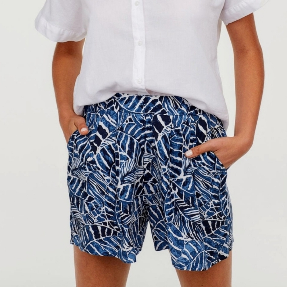 ☆ H&M Tropical Blue Leaf Shorts